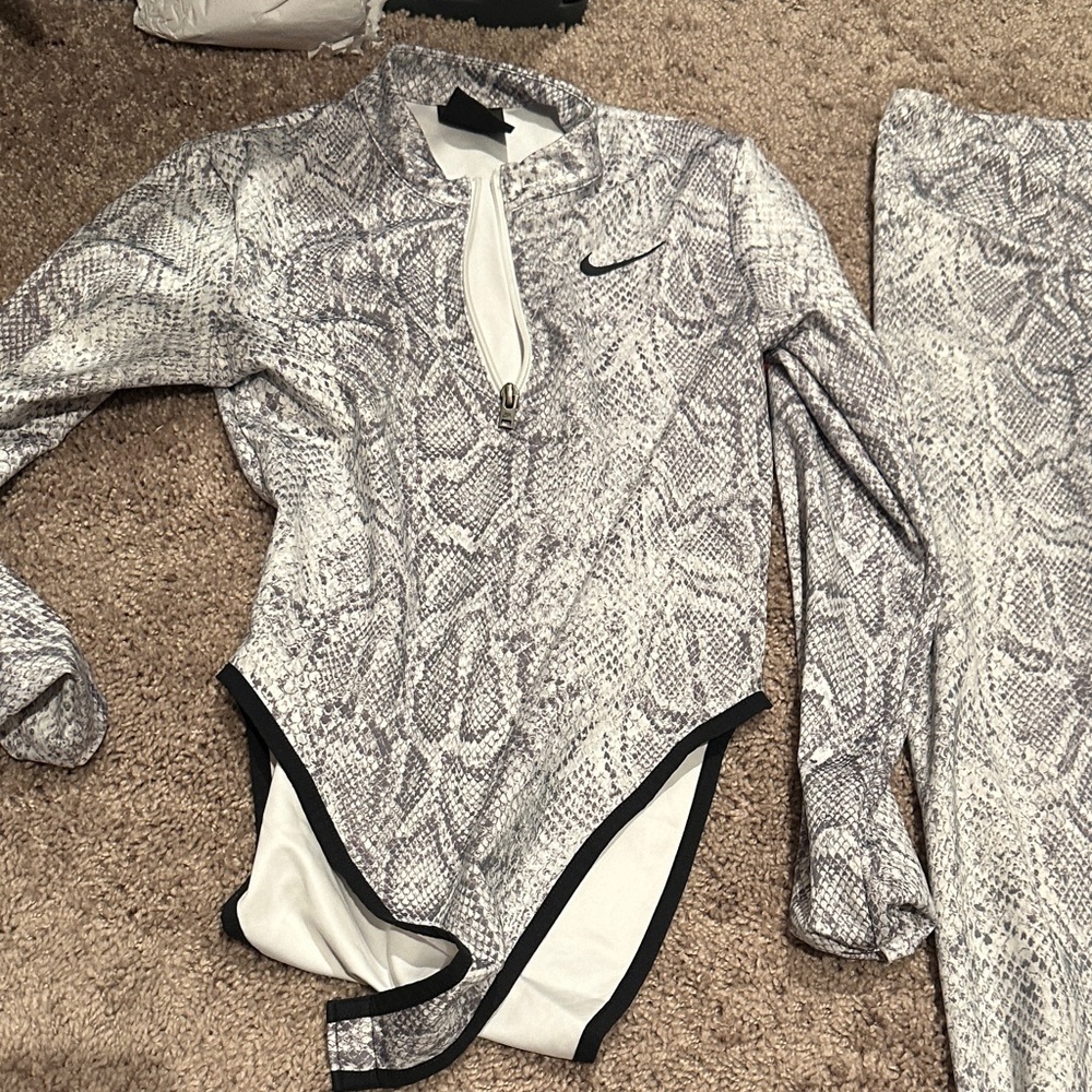 Nike Women’s White Snake-Print Leggings and Long-Sleeve Zip Top Set - Picture 8 of 15